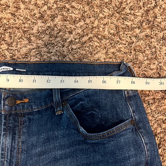Old Navy mid rise boyfriend jeans - Picture 4 of 7